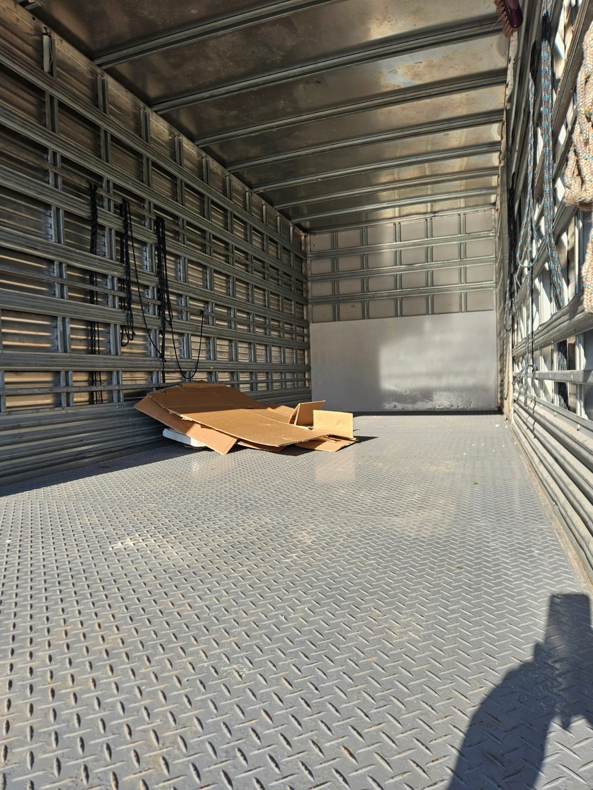 Interior do baú da CS Transportadora, limpo e com cintas de amarração de carga