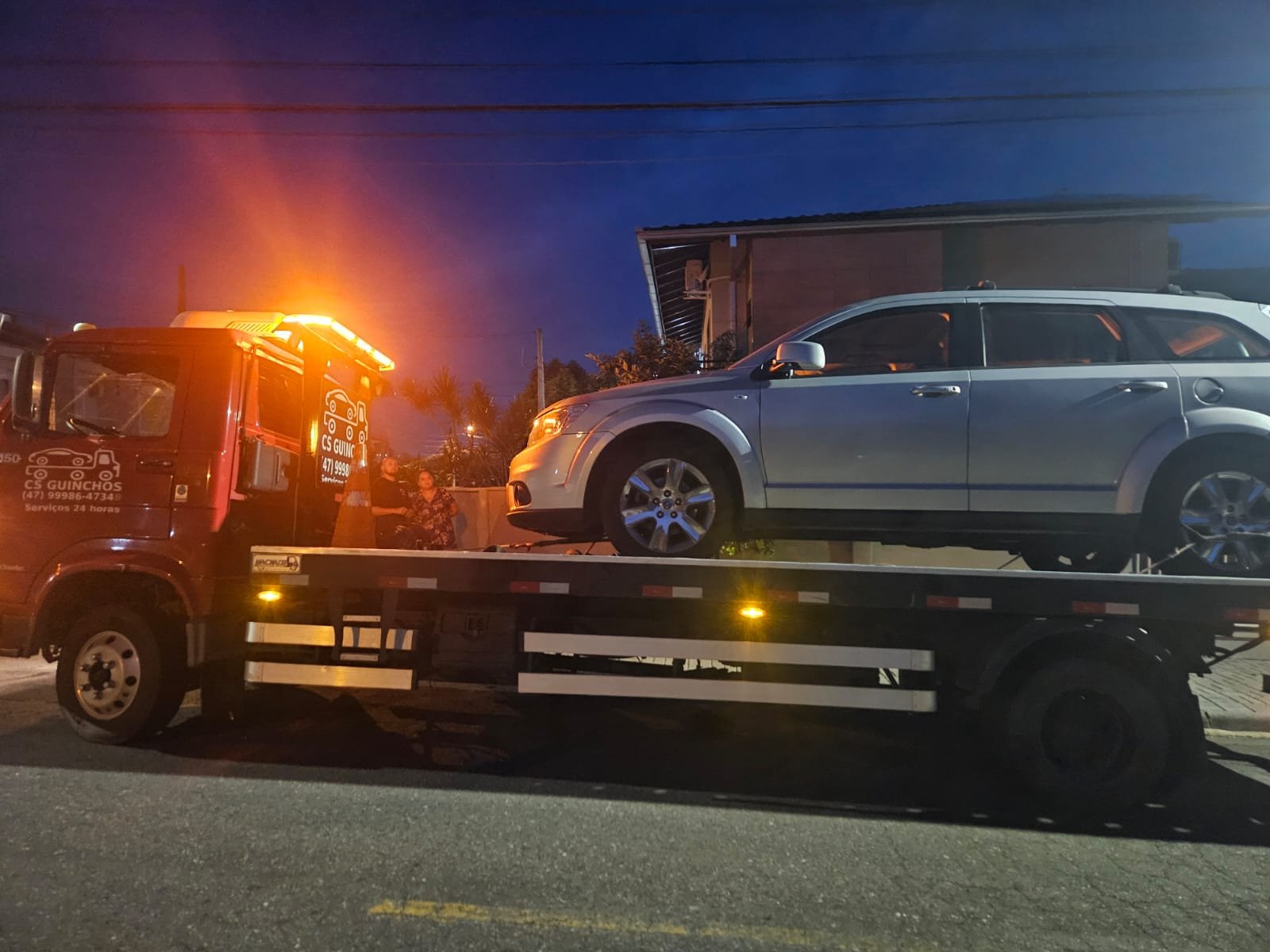 Guincho da CS Transportadora rebocando um SUV durante a noite em Balneário Camboriú