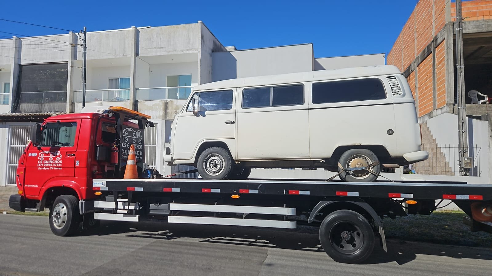Guincho da CS Transportadora transportando uma VW Kombi sobre a plataforma