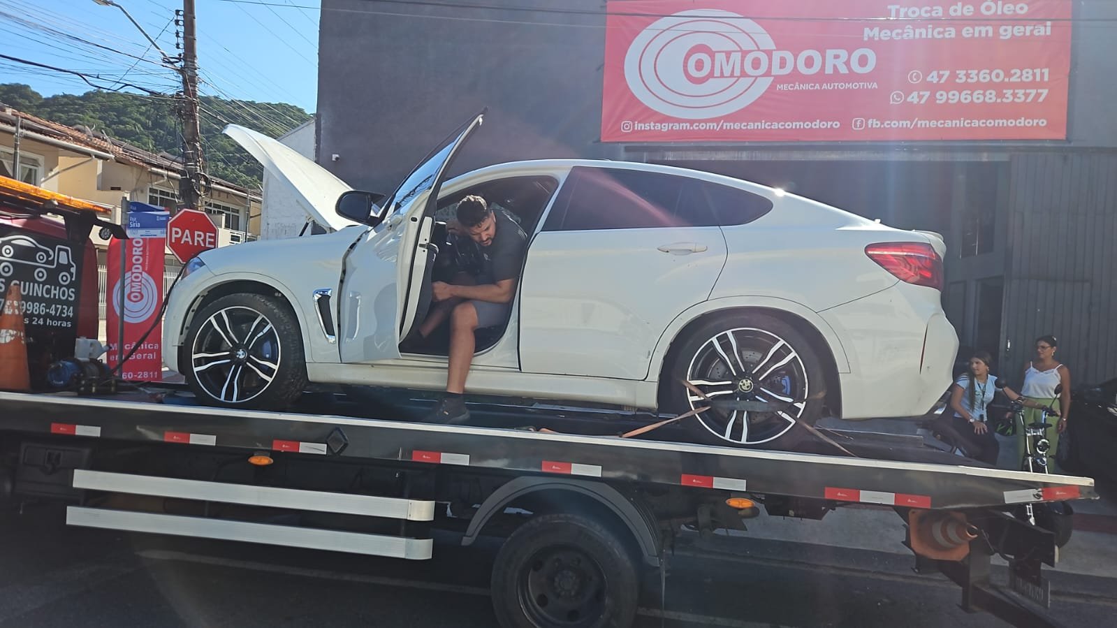 Caminhão plataforma da CS Transportadora transportando um veículo em Santa Catarina