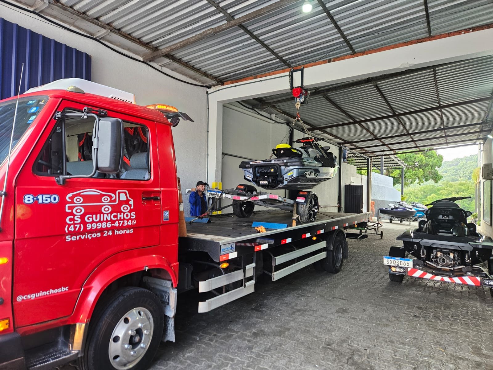 Caminhão plataforma da CS Transportadora transportando um veículo em Santa Catarina