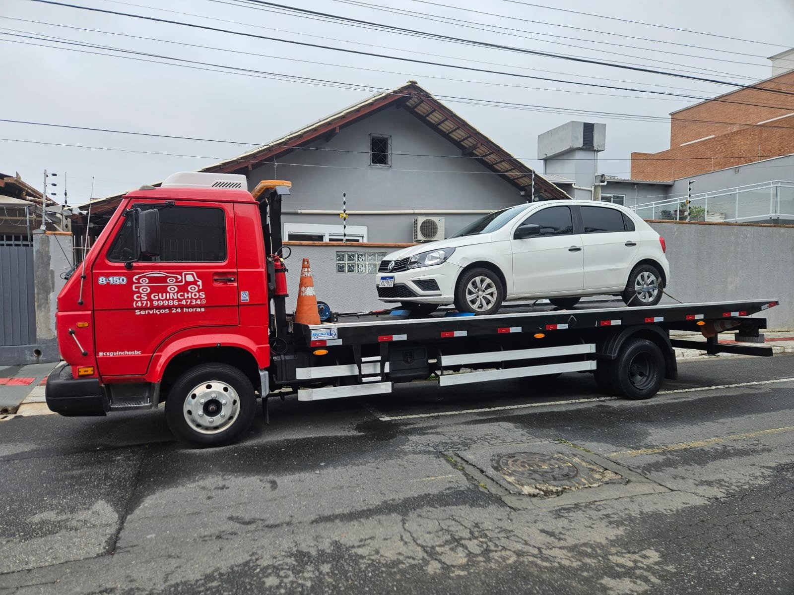 Caminhão plataforma da CS Transportadora transportando um veículo em Santa Catarina