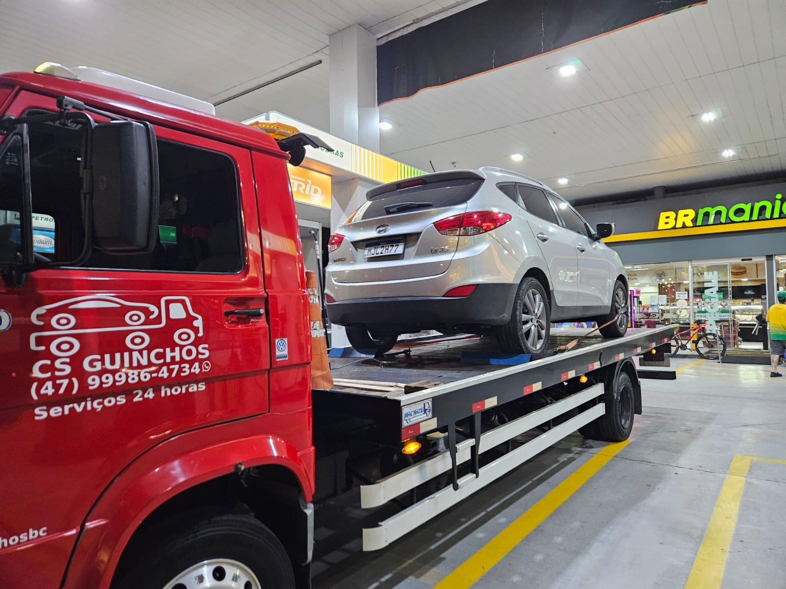 Caminhão plataforma da CS Transportadora transportando um veículo em Santa Catarina