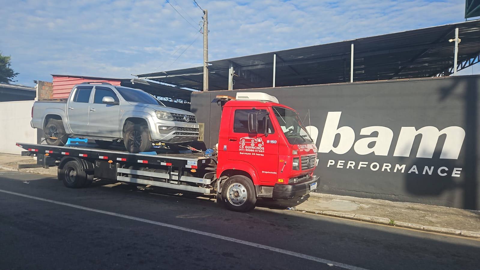 Caminhão plataforma da CS Transportadora transportando um veículo em Santa Catarina