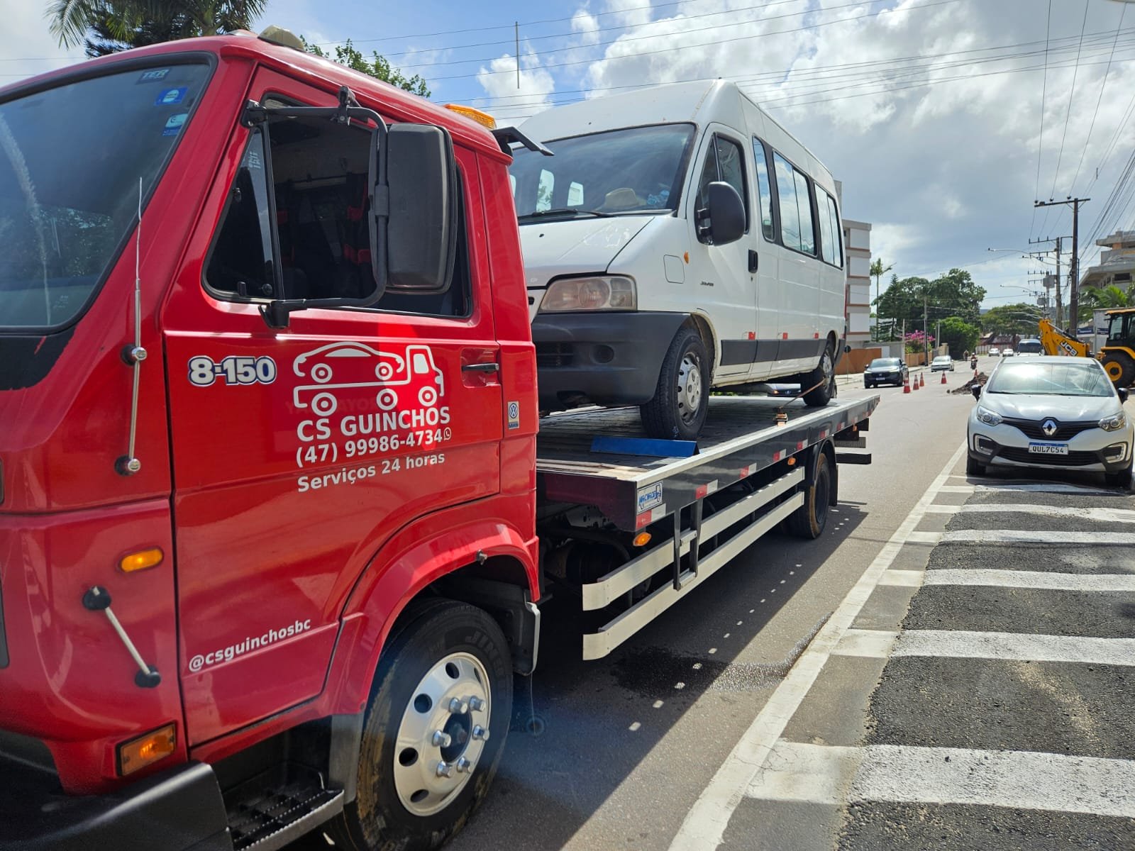 Caminhão plataforma da CS Transportadora transportando um veículo em Santa Catarina