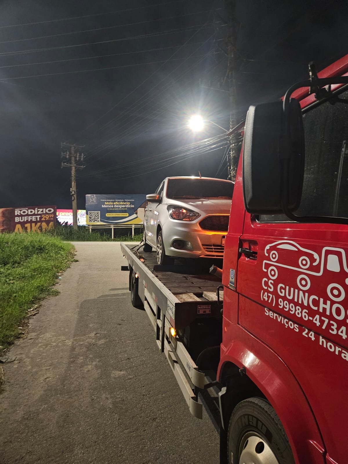 Caminhão plataforma da CS Transportadora transportando um veículo em Santa Catarina