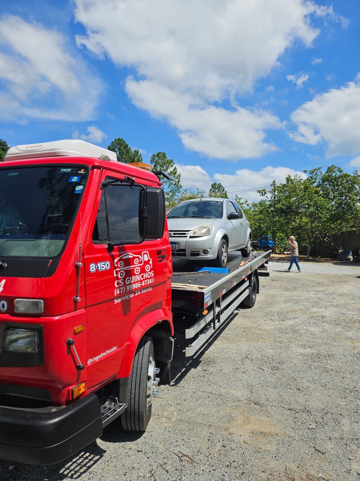Caminhão plataforma da CS Transportadora transportando um veículo em Santa Catarina