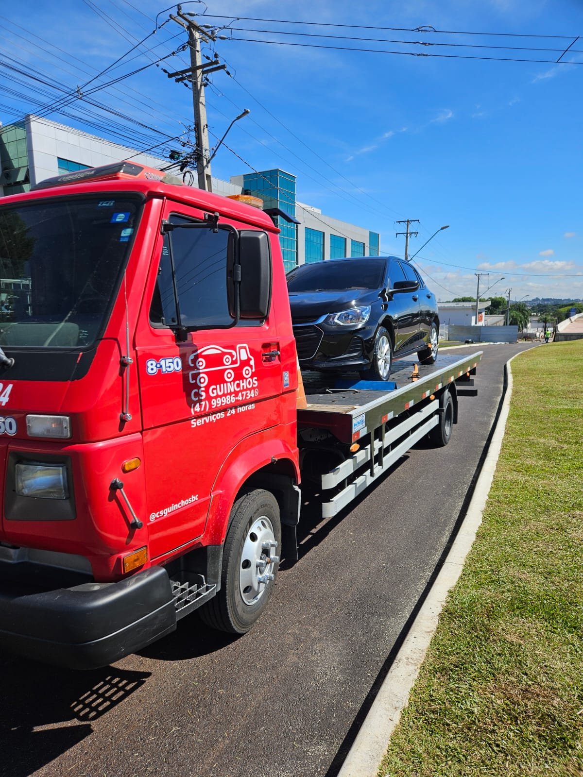 Caminhão plataforma da CS Transportadora transportando um veículo em Santa Catarina