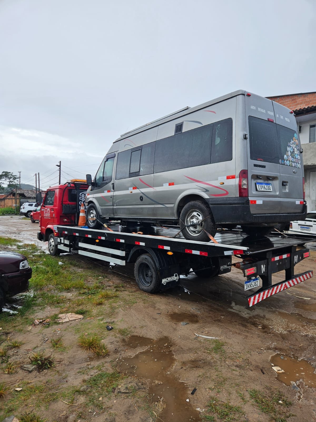 Caminhão plataforma da CS Transportadora transportando um veículo em Santa Catarina