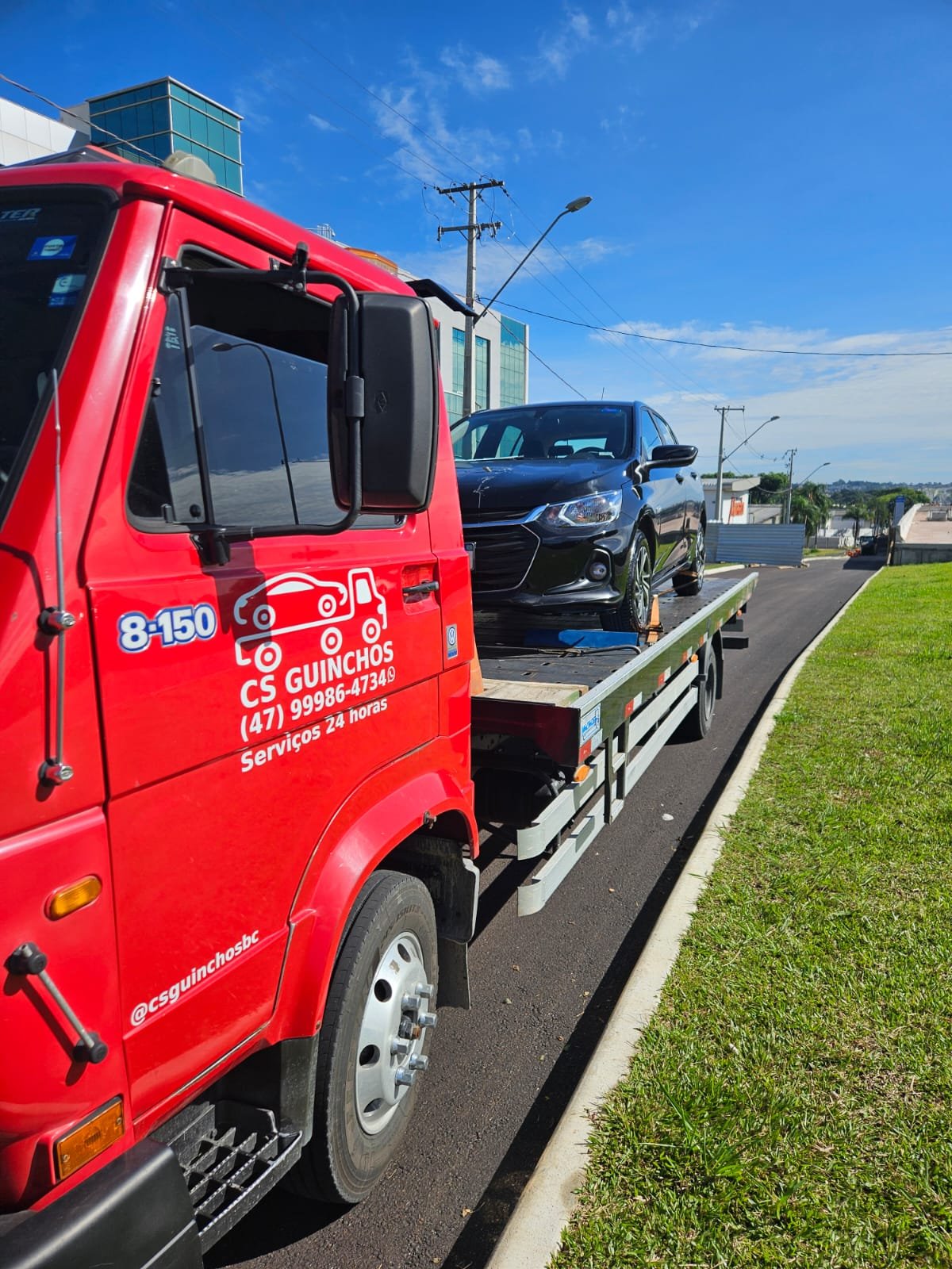 Caminhão plataforma da CS Transportadora transportando um veículo em Santa Catarina