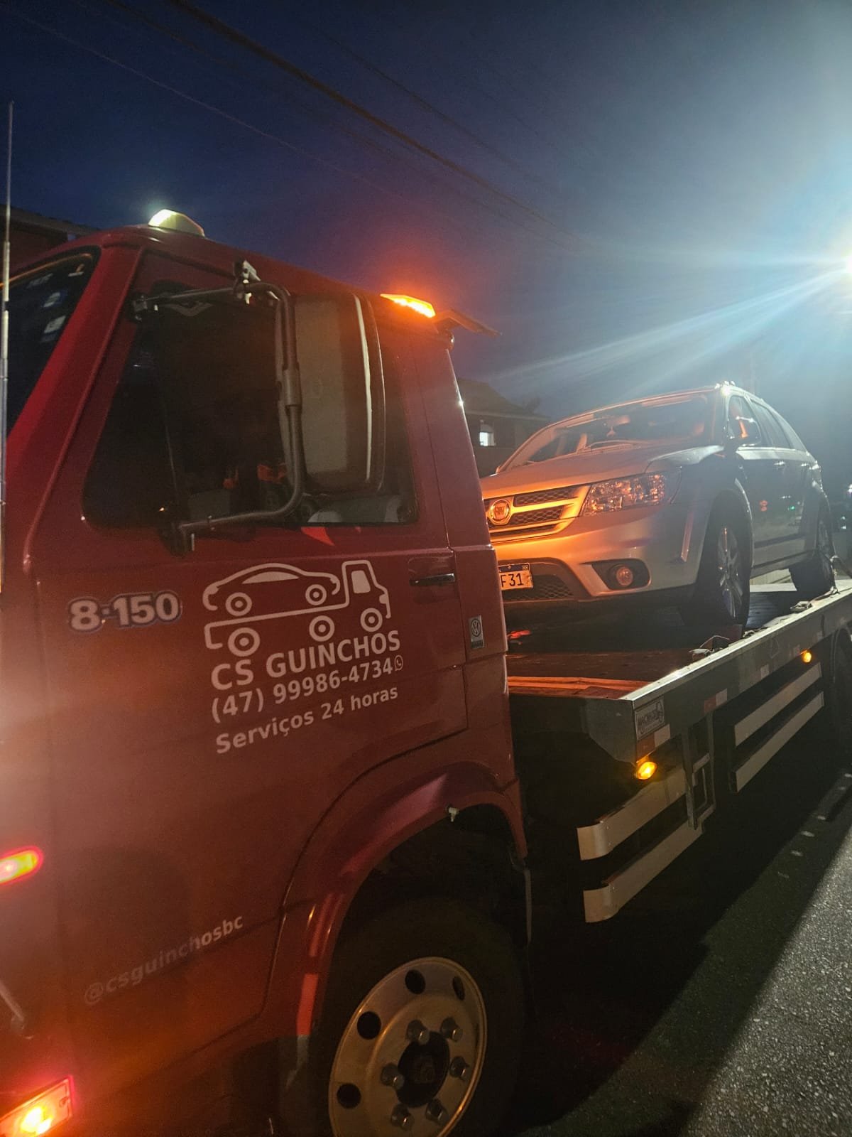 Caminhão plataforma da CS Transportadora transportando um veículo em Santa Catarina