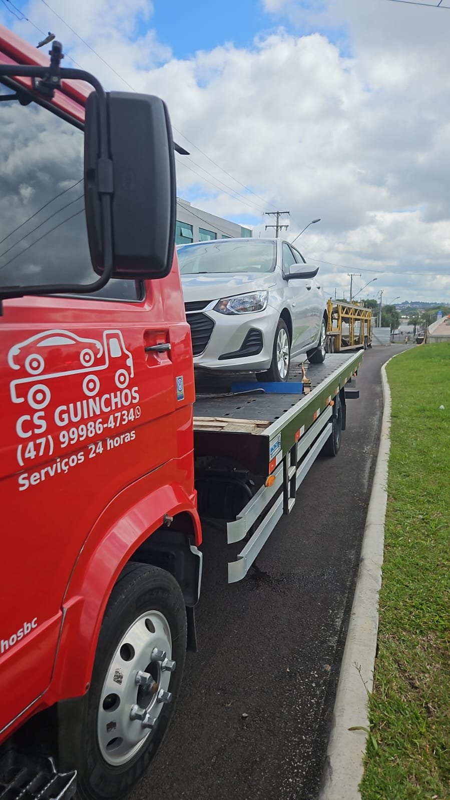 Caminhão plataforma da CS Transportadora transportando um veículo em Santa Catarina