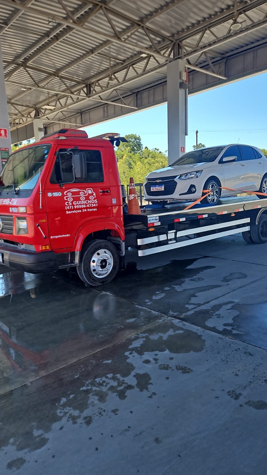Caminhão plataforma da CS Transportadora transportando um veículo em Santa Catarina
