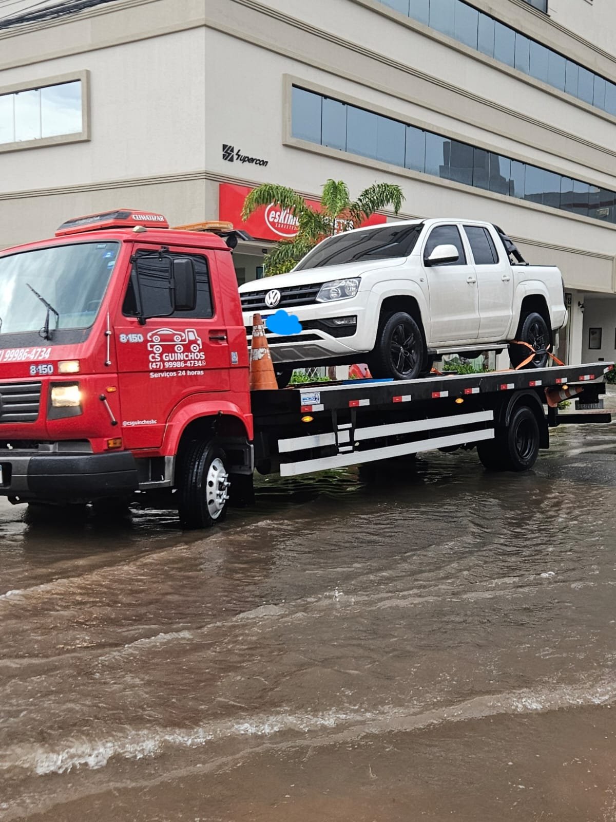 Caminhão plataforma da CS Transportadora transportando um veículo em Santa Catarina